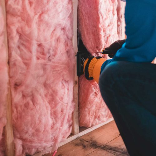 Fitting insulation in a wall